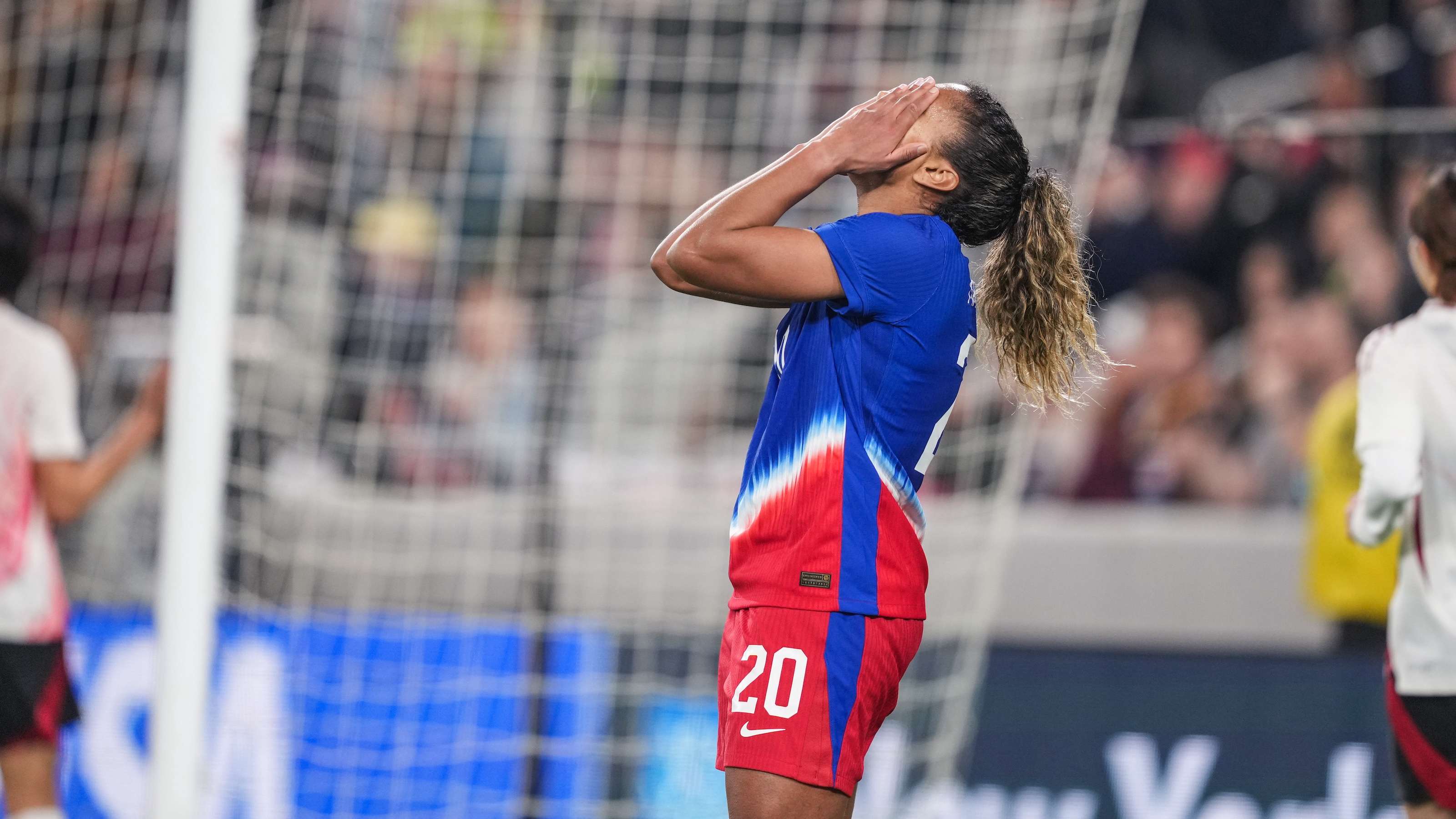 阿扎尔坦言梅西更强但我认为C罗技术不如我